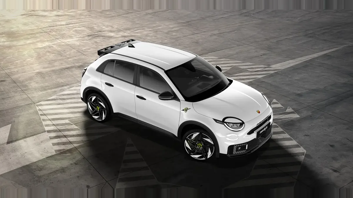 Abarth 600e Turismo en renting en Barcelona — Lateral