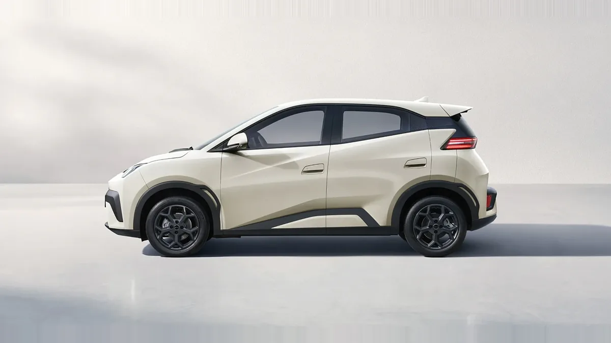 BYD Dolphin Surf Boost en renting en Barcelona — Lateral