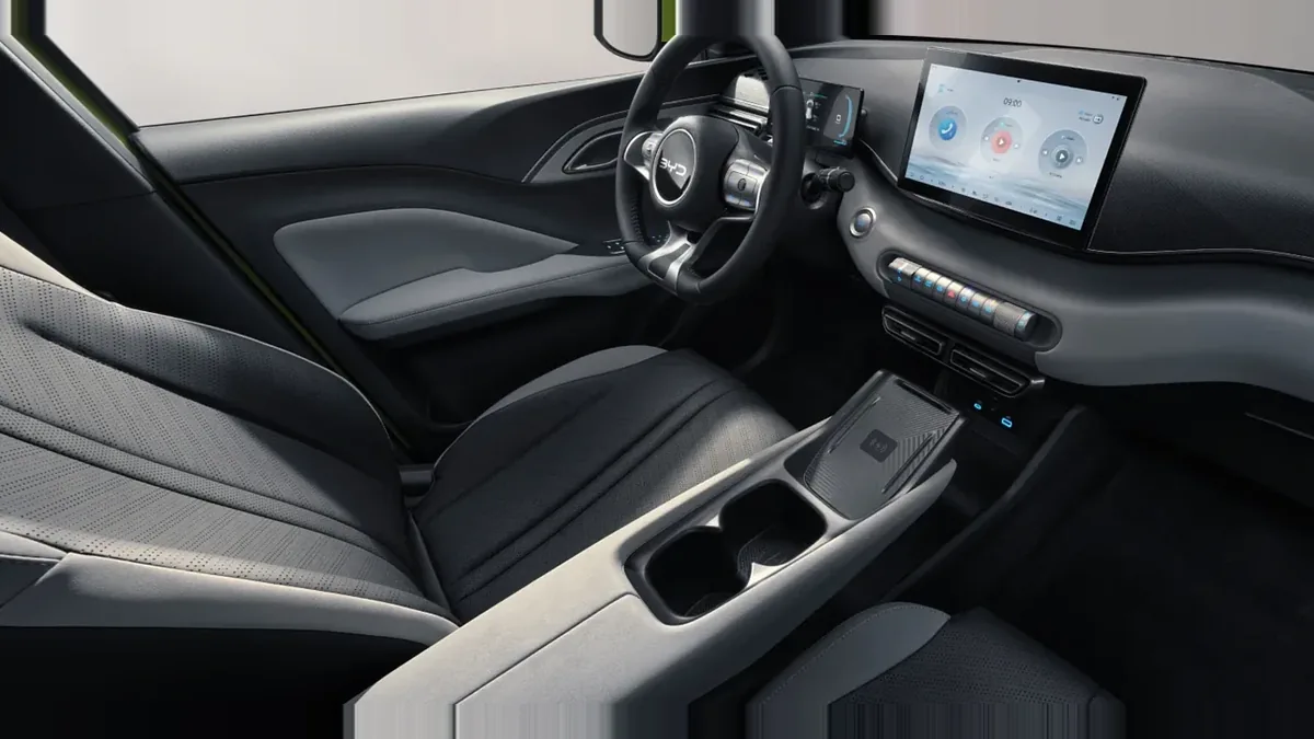 BYD Dolphin Surf Boost en renting en Barcelona — Interior