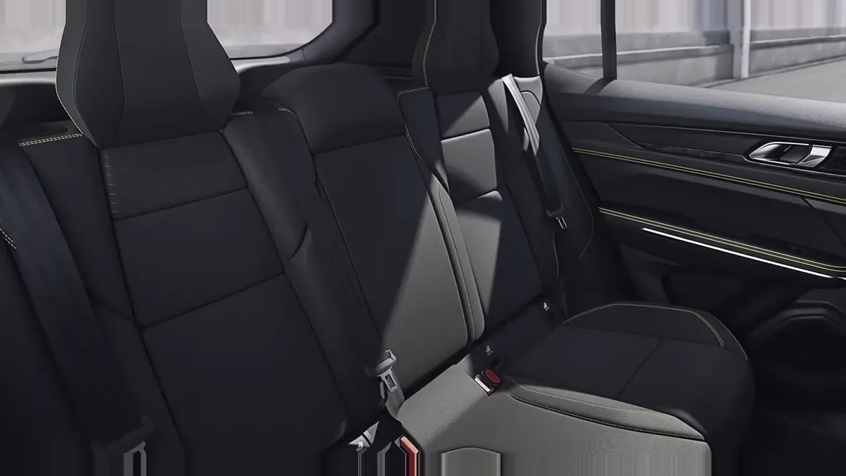 Lynk & Co 01 1.5 PHEV Core en renting en Barcelona — vista 6