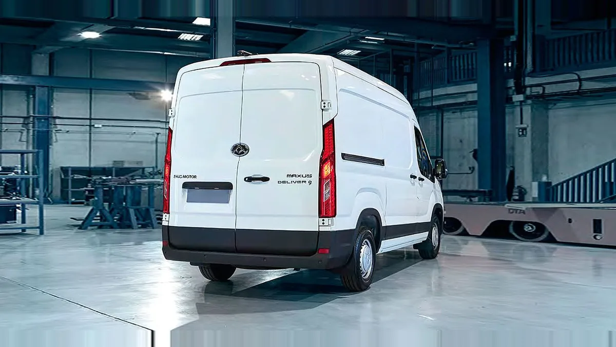 Maxus Deliver 9 Furgón 2.0D L3H2 150 (MERCANCÍAS PROPIAS) en renting en Barcelona — Delantera