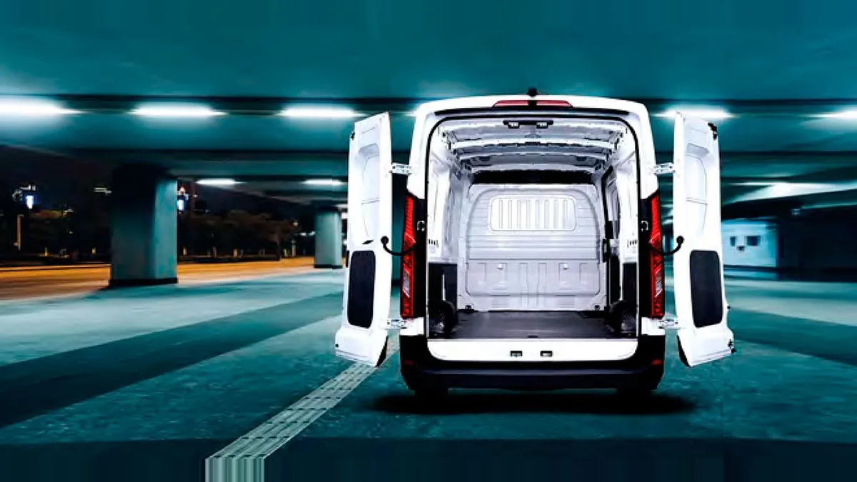 Maxus Deliver 9 Furgón 2.0D L3H2 150 (MERCANCÍAS TERCEROS) en renting en Barcelona — Trasera