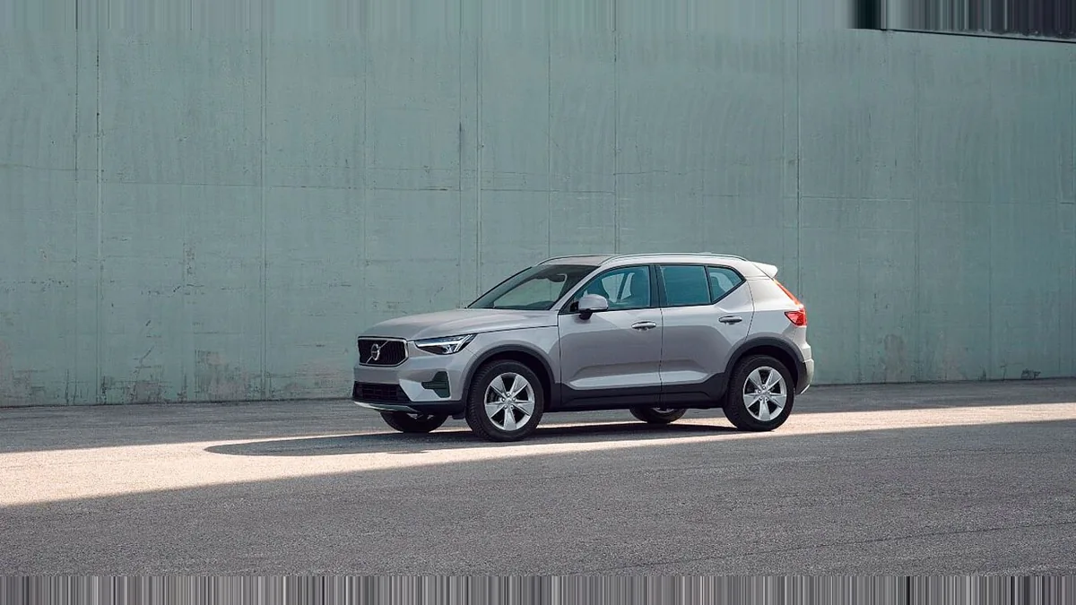 Volvo XC40 2.0 B3 Core G Auto en renting en Barcelona — Lateral