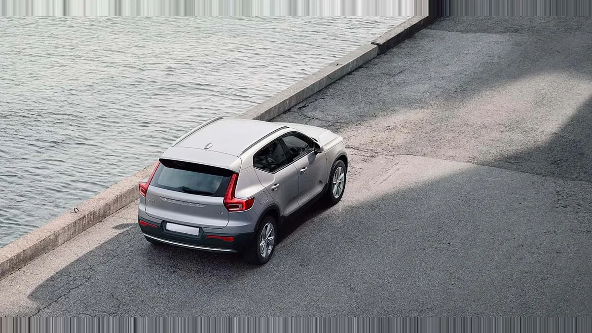 Volvo XC40 2.0 B3 Core G Auto en renting en Barcelona — Trasera
